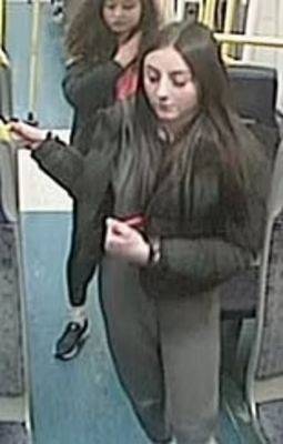 [서울=뉴시스]영국 경찰은 기차서 노인을 폭행한 10대 소녀 세 명을 공개수배했다. (사진 = 데일리메일 캡처) *재판매 및 DB 금지