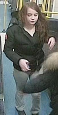 [서울=뉴시스]영국 경찰은 기차서 노인을 폭행한 10대 소녀 세 명을 공개수배했다. (사진 = 데일리메일 캡처) *재판매 및 DB 금지