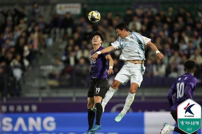 [안양=뉴시스]K리그1 울산 미드필더 정우영이 헤더를 시도하고 있다. (사진=한국프로축구연맹 제공)