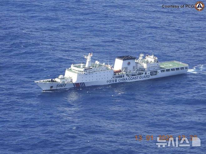 [마닐라(필리핀)=AP/뉴시스]필리핀 해안경비대가 제공한 사진. 1월 13일 필리핀 배타적경제수역(EEZ) 내 해역에서 중국 해경선 5901호가 항해하고 있다. 2025.04.24.