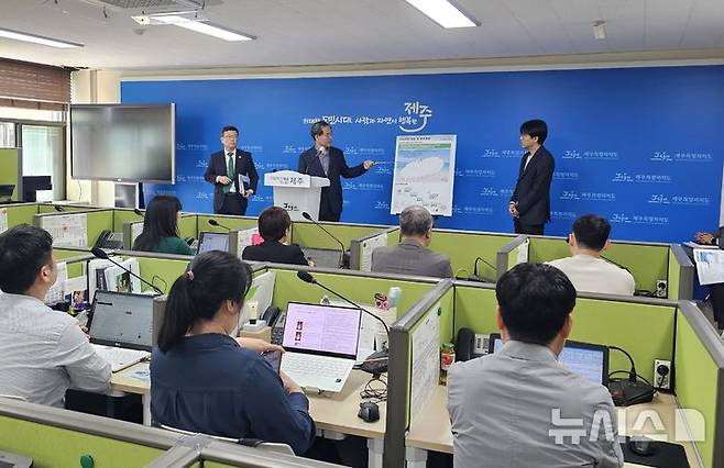 [제주=뉴시스] ㅇ임재영 기자 = 이창민 제주도 15분도시추진단장과 고도관리방안수립용역 담당자 등이 24일 오전 도청 기자실에서 고도지구 완화에 대한 방안을 설명하고 있다. 2025.04.24. ijy788@newsis.com
