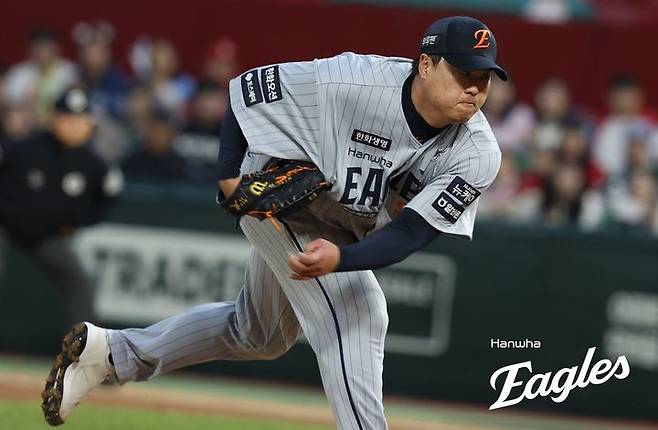 [서울=뉴시스] 프로야구 한화 이글스 류현진이 지난 17일 인천SSG랜더스필드에서 열린 2025 신한 쏠뱅크 KBO리그 SSG 랜더스와의 경기에서 선발 등판해 공을 던지고 있다. (사진=한화 이글스 제공) 2025.04.17. *재판매 및 DB 금지