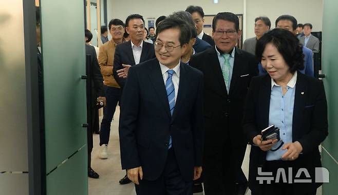 [전주=뉴시스] 김얼 기자 = 김동연(가운데) 제21대 대통령 선거 더불어민주당 경선 후보가 24일 전북 전주시 더불어민주당 전북특별자치도당에서 열린 간담회에 참석하기 위해 장내로 들어서고 있다. 2025.04.24. pmkeul@newsis.com