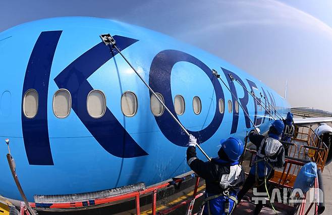 [서울=뉴시스] 김명년 기자 = 24일 오전 인천국제공항에 위치한 대한항공 정비 격납고에서 관계자들이 봄맞이 항공기 동체 세척을 하고 있다.(공동취재) 2025.04.24. kmn@newsis.com