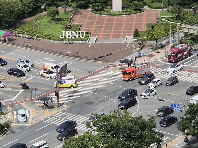 [전주=뉴시스] 전북특별자치도소방본부는 전북 전주시·군산시에 '긴급차량 우선 신호제어 시스템' 운영 차량을 전면 확대했다고 24일 밝혔다. 전북 전주시 덕진구 전북대학교 정문 앞 사거리에서 소방차량이 긴급하게 출동하고 있다. (사진=전북도소방본부 제공) 2025.04.24. photo@newsis.com *재판매 및 DB 금지