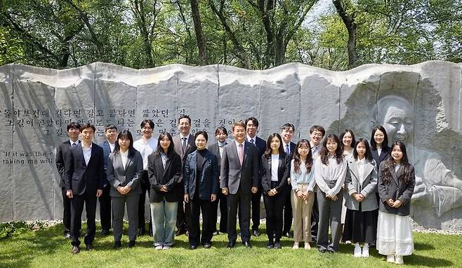 [서울=뉴시스] 포니정재단 '2025 포니정 인문장학 증서 수여식' 기념촬영. (사진=포니정재단 제공) 2025.04.24. photo@newsis.com *재판매 및 DB 금지