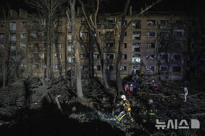 [키이우=AP/뉴시스] 24일(현지 시간) 우크라이나 키이우의 주택가에서 우크라이나 구조대원들이 러시아의 공습으로 파손된 주택 잔해를 치우고 있다. 비탈리 클리치코 키이우 시장은 러시아의 대규모 공격으로 최소 2명이 숨지고 6명의 어린이와 임산부 등 54명이 부상했다고 밝혔다. 2025.04.24.<font style="vertical-align: inherit;"><font style="vertical-align: inherit;"></font></font>