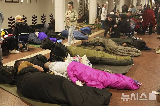 [키이우=AP/뉴시스] 24일(현지 시간) 우크라이나 키이우에 러시아의 공습이 이어지는 가운데 대피소로 사용되는 한 지하철역에 주민들이 대피해 쉬고 있다. 2025.04.24.