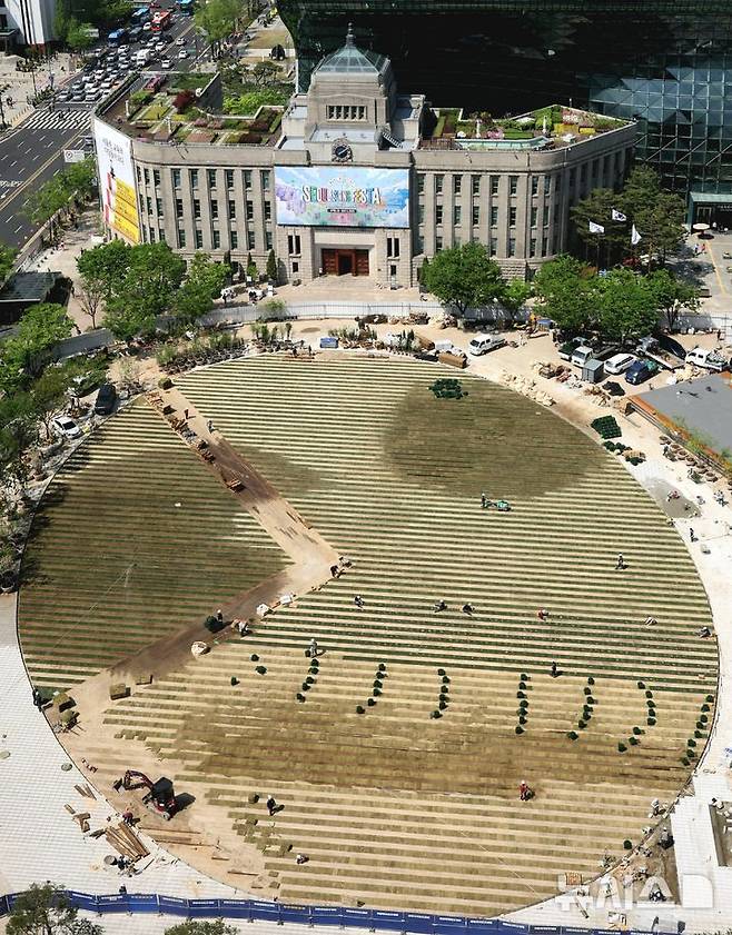 [서울=뉴시스] 김선웅 기자 = 24일 서울 중구 서울광장에서 잔디 식재 작업이 진행되고 있다. 2025.04.24. mangusta@newsis.com