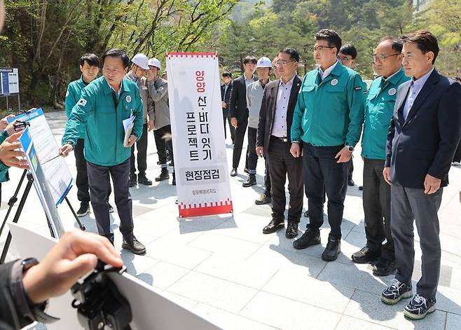 [춘천=뉴시스] 24일 김진태 지사는 총사업비 1조 원대 규모의 해양수산부 주관 복합해양레저관광도시 조성 공모사업 준비상황을 점검했다. 강원특별자치도 제공.  *재판매 및 DB 금지