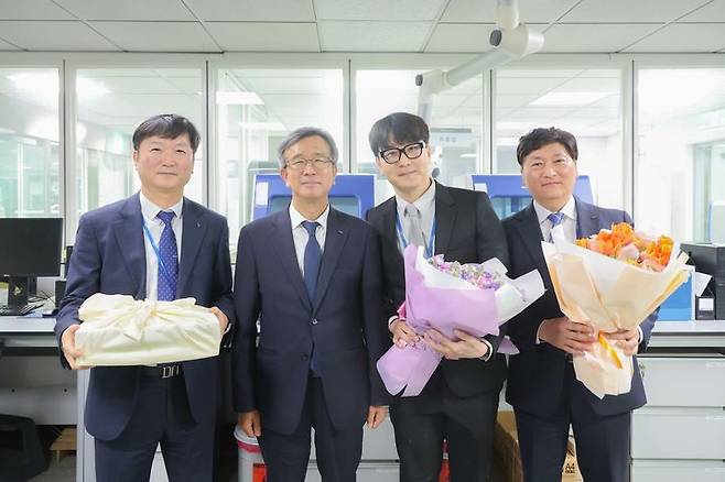 [세종=뉴시스] 한국마사회는 1만건 분량의 말 DNA 검사 시약을 호주에 판매하는 데 성공했다고 24일 밝혔다. 사진은 말 DNA검사 시약 해외 수출 관련 칭찬간담회 직후 기념 사진. (사진=마사회 제공) 2025.04.24. photo@newsis.com *재판매 및 DB 금지