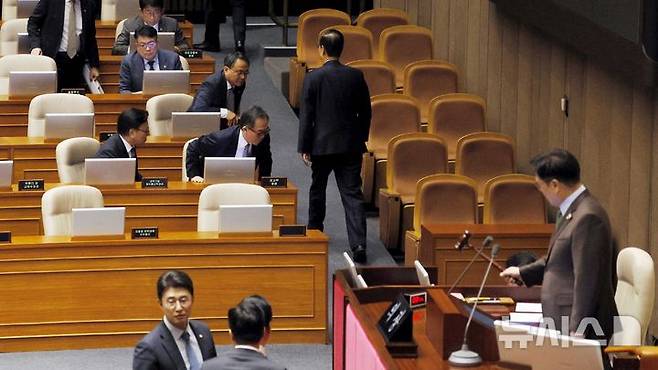 [서울=뉴시스] 국회사진기자단 = 한덕수 대통령 권한대행이 24일 서울 여의도 국회 본회의장에서 열린 제242회 국회(임시회) 제6차 본회의에서 시정연설 및 우원식 의장의 발언 후 회의장을 나서고 있다. 2025.04.24. photo@newsis.com