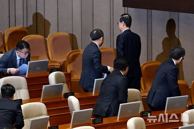 [서울=뉴시스] 국회사진기자단 = 한덕수 대통령 권한대행 국무총리가 24일 서울 여의도 국회에서 열린 제424회 국회(임시회) 제6차 본회의에서 2025년도 제1회 추가경정예산안에 대한 정부의 시정연설을 마치고 퇴장하고 있다. 2025.04.24. photo@newsis.com