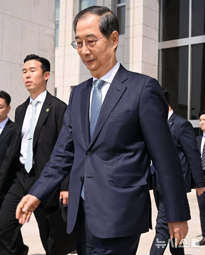 [서울=뉴시스] 국회사진기자단 = 덕수 대통령 권한대행 국무총리가 24일 오전 서울 여의도 국회에서 추가경정예산안 시정연설을 마치고 국회를 나서고 있다. 2025.04.24. photo@newsis.com
