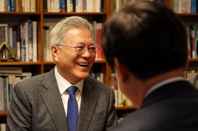 [서울=뉴시스] 조성우 기자 = 국민의힘이 24일 문재인 전 대통령이 뇌물죄로 기소된 것과 관련해 "법원의 정의로운 판결을 기대한다"고 밝혔다. 사진은 문재인 전 대통령이 지난 1월30일 경남 양산시 평산마을에서 이재명 더불어민주당 대표를 만나 대화를 나누고 있는 모습. (사진=더불어민주당 제공) 2025.01.30. photo@newsis.com *재판매 및 DB 금지