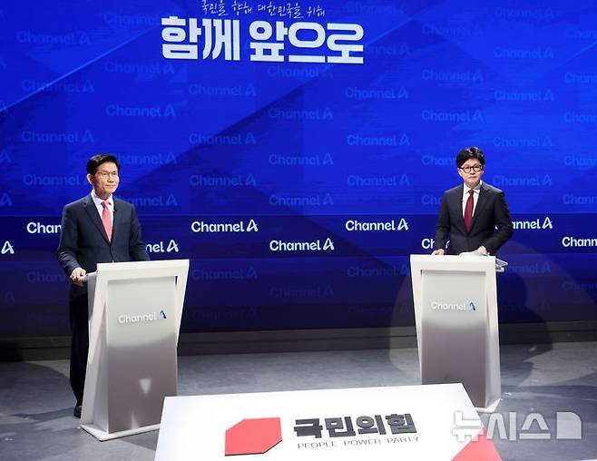 [서울=뉴시스] 국회사진기자단 = 제21대 대통령 선거 국민의힘 2차 경선 진출자인 김문수(왼쪽), 한동훈 후보가 24일 서울 종로구 동아미디어센터 채널A 오픈스튜디오에서 열린 2차 경선토론회 1:1 맞수 토론에 앞서 정면을 응시하고 있다. 2025.04.24. photo@newsis.com