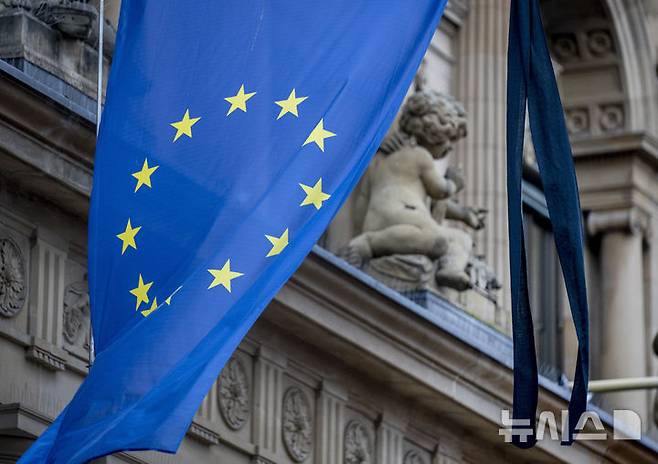 [프랑크푸르트(독일)=AP/뉴시스]2022년 2월4일 독일 프랑크푸르트 증권거래소 건물에 걸린 유럽연합(EU) 깃발. 도널드 트럼프 미 대통령이 연준에 대한 비판과 무역전쟁에 대한 강경 발언을 철회, 월가가 상승세를 보였음에도 불구하고 우려가 수그러들지 않으면서 유럽 증시는 개장 초반 하락세를 보이고 있으며 미 선물 역시 하락세를 기록하고 있다. 2025.04.24.