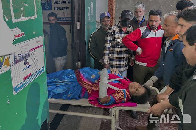 [아난트나그(인도)=AP/뉴시스]22일(현지시각) 인도령 카슈미르 파할감에서 무장괴한들의 총격으로 부상한 관광객들이 아난트나그에 있는 병원으로 이송돼 들것에 실려 내리고 있다. 파키스탄은 24일 인도 국민에 대한 비자를 취소하고 모든 인도 소유 또는 인도 운영 항공사에 대해 파키스탄 영공을 폐쇄했으며 제3국을 통하는 것을 포함하여 인도와의 모든 무역을 중단했다. 2025.04.24.