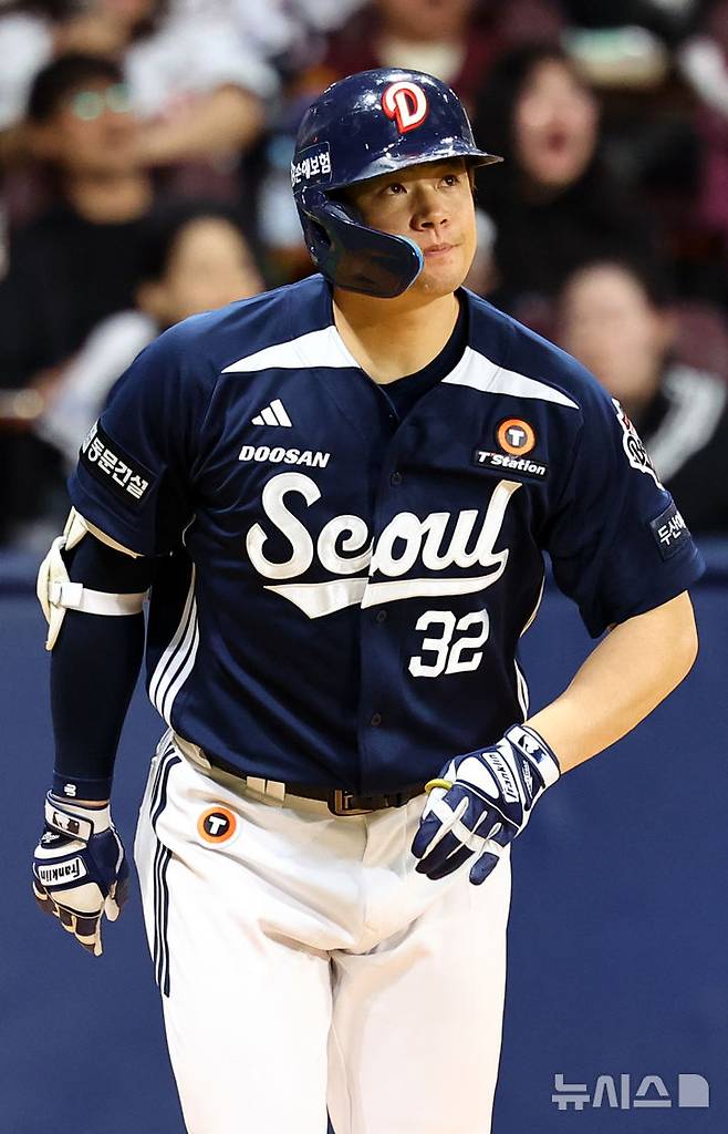 [서울=뉴시스] 박주성 기자 = 22일 오후 서울 구로구 고척스카이돔에서 열린 프로야구 2025 KBO리그 두산 베어스 대 키움 히어로즈의 경기, 9회초 투아웃 두산 김재환이 솔로 홈런을 치고 있다. 2025.04.22. park7691@newsis.com