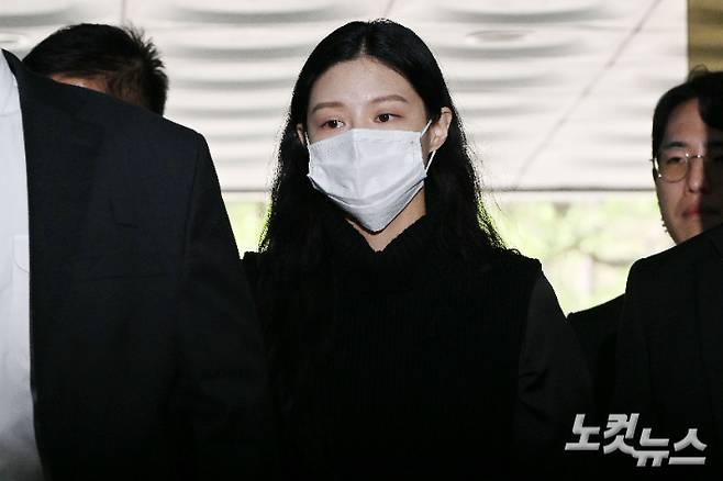 입시 비리 혐의로 재판에 넘겨져 1심에서 벌금형을 선고받은 조국 전 조국혁신당 대표 딸 조민 씨가 23일 오후 서울 서초구 서울중앙지방법원에서 열린 항소심 선고공판에 출석하고 있다. 류영주 기자