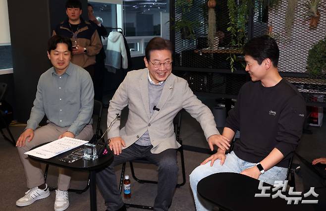 이재명 더불어민주당 대선 예비후보가 14일 서울 강남구 퓨리오사AI를 찾아 백준호 대표 등 임직원들과 간담회를 갖고 있다. 국회사진취재단