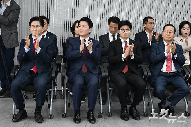 국민의힘 김문수·안철수·한동훈·홍준표 경선 후보가 23일 서울 영등포구 중앙당사에서 열린 제21대 대통령후보자 선출을 위한 2차 경선 토론회 미디어 데이에서 기념촬영을 하고 있다. 윤창원 기자