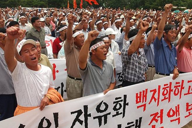 2002년 7월 22일 시위 중인 농민들. 연합뉴스