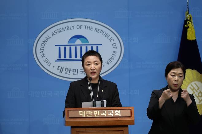 더불어민주당 전진숙 의원(광주 북구을, 국회 보건복지위원회·여성가족위원회)은 24일 국회 소통관에서 기자회견을 열고, 김건희 여사의 일가가 운영하는 요양원에 대한 철저한 수사를 촉구했다. 전 의원실 제공