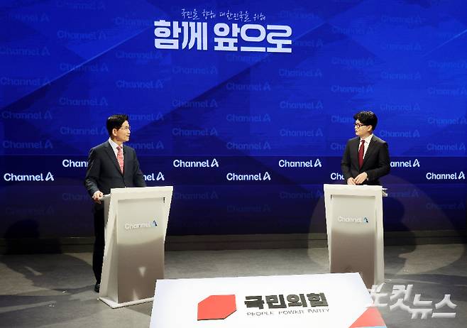 24일 서울 종로 동아미디어센터 오픈스튜디오에서 국민의힘 대선 2차 경선 진출자인 김문수(왼쪽), 한동훈 후보가 토론 전 대화를 하고 있다. 국회사진취재단