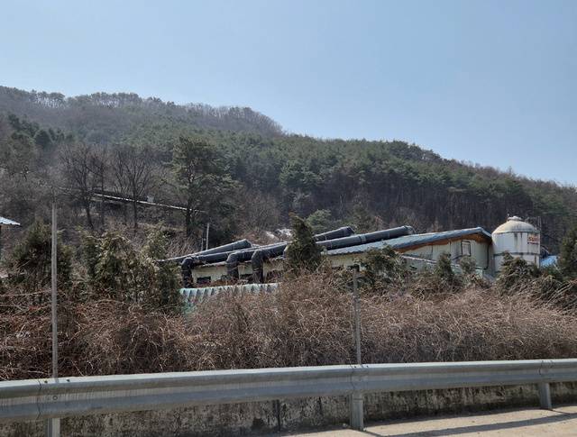 나종규 대표는 양돈장 주위에 나무를 심고 울타리도 설치했다.