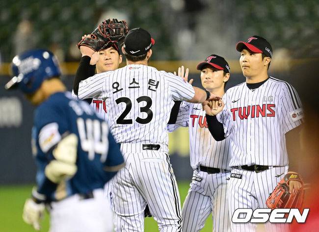 [OSEN=잠실, 김성락 기자] 프로야구 LG 트윈스가 NC 다이노스를 꺾고 2연패에서 벗어났다.&nbsp;LG는&nbsp;23일 잠실구장에서 열린 2025 KBO리그&nbsp;NC와 경기에서 3-0으로 승리하며 전날 패배를 설욕했다.  승리가 확정된 순간 LG 선수들이 기쁨을 나누고 있다. 2025.04.23 / ksl0919@osen.co.kr