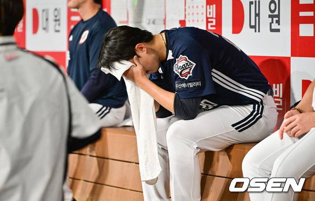 [OSEN=고척, 박준형 기자] 23일 오후 서울 고척스카이돔에서 ‘2025 신한 SOL BANK KBO리그’ 키움 히어로즈와 두산 베어스의 경기가 진행됐다.이날 키움은 김윤하를, 두산은 김유성을 선발투수로 내세웠다.4회말 벤치클리어링 이후 강판된 두산 김유성이 벤치에서 아쉬워하고 있다.    2025.04.23 /