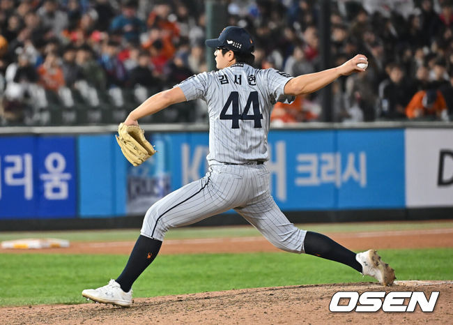 [OSEN=부산, 이석우 기자] 23일 부산 사직야구장에서 2025 신한 SOL 뱅크 KBO 리그 롯데 자이언츠와 한화 이글스의 경기가 열렸다. 홈팀 롯데는 반즈, 방문팀 한화는 와이스가 선발 출전했다.한화 이글스 김서현이 역투하고 있다. 2025.04.23 / foto0307@osen.co.kr