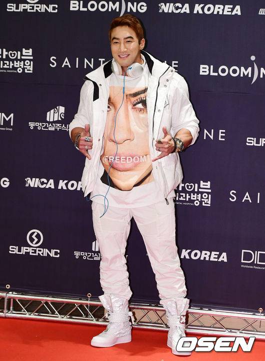 f[OSEN=송도, 박재만 기자] 2017 니카코리아 시상식이 10일 오후 인천시 연수구 송도센트럴파크호텔 그랜드볼룸에서 열렸다.방송인 황철순이 포토타임을 갖고 있다. /pjmpp@osen.co.kr