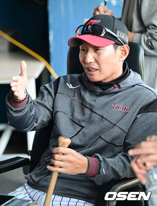 [OSEN=잠실, 김성락 기자] 23일 오후 서울 잠실야구장에서 2025 신한 SOL Bank KBO리그 LG 트윈스와 NC 다이노스의 경기가 열렸다.LG는 송승기, 엔씨는 로건을 선발 투수로 내세웠다.경기 시작에 앞서 엘지 염경엽 감독이 취재진의 질문에 대답하고 있다. 2025.04.23 / ksl0919@osen.co.kr