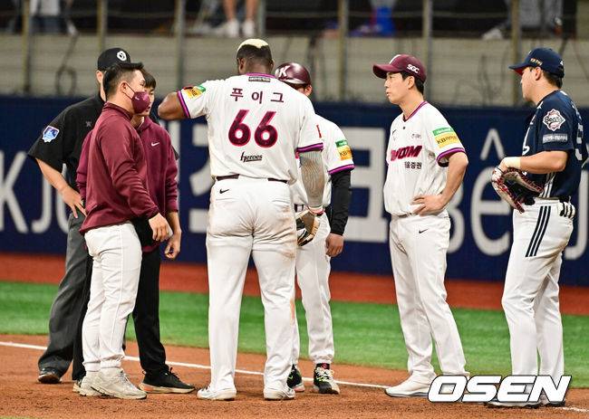 [OSEN=고척, 박준형 기자] 23일 오후 서울 고척스카이돔에서 ‘2025 신한 SOL BANK KBO리그’ 키움 히어로즈와 두산 베어스의 경기가 진행됐다.이날 키움은 김윤하를, 두산은 김유성을 선발투수로 내세웠다.2회말 1사 1루 키움 임지열의 타석때 귀루 과정서 땅에 어깨를 부딪힌 푸이그가 어깨를 돌려보고 있다 2025.04.23 / soul1014@osen.co.kr