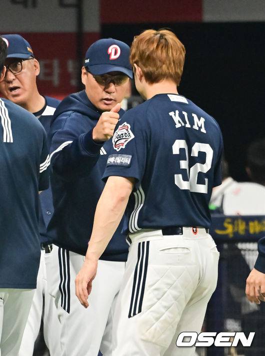 [OSEN=고척, 박준형 기자] 프로야구 두산 베어스가 2연승을 달리며 주중 3연전 위닝시리즈를 챙겼다.&nbsp;두산은 24일 서울 고척스카이돔에서 열린 ‘2025 신한은행 SOL Bank KBO리그’ 키움 히어로즈와의 경기에서 9-3으로 승리했다. 이날 승리로 2연승을 달린 두산은 주중 3연전 첫 경기를 내주고도 위닝시리즈를 가져가는데 성공했다.&nbsp;경기종료 후 두산 이승엽 감독이 김재환과 하이파이브를 하고 있다.  2025.04.24 / soul1014@osen.co.kr