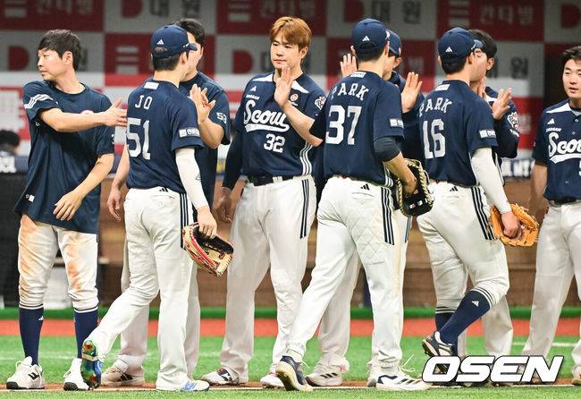 [OSEN=고척, 박준형 기자] 프로야구 두산 베어스가 2연승을 달리며 주중 3연전 위닝시리즈를 챙겼다.&nbsp;두산은 24일 서울 고척스카이돔에서 열린 ‘2025 신한은행 SOL Bank KBO리그’ 키움 히어로즈와의 경기에서 9-3으로 승리했다. 이날 승리로 2연승을 달린 두산은 주중 3연전 첫 경기를 내주고도 위닝시리즈를 가져가는데 성공했다.&nbsp;경기종료 후 두산 김재환이 동료들과 승리의 기쁨을 나누고 있다.  2025.04.24 / soul1014@osen.co.kr