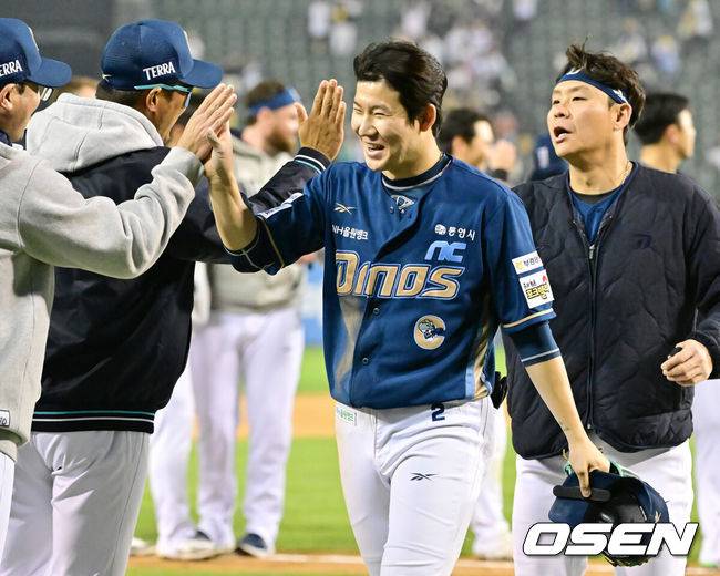 [OSEN=잠실, 민경훈 기자] 24일 오후 서울 잠실야구장에서 2025 신한 SOL Bank KBO리그 LG 트윈스와 NC 다이노스의 경기가 열렸다.이 경기에서 NC는 LG에 3-1로 승리했다. NC 선발투수 라일리는 6이닝 3피안타 2볼넷 7탈삼진 무실점으로 시즌 3승째를 따냈다. 서호철이 4타수 3안타 2타점으로 활약했다.경기를 마치고 NC 박민우가 환하게 웃으며 이호준 감독과 하이파이브를 하고 있다. 2025.04.24 / rumi@osen.co.kr