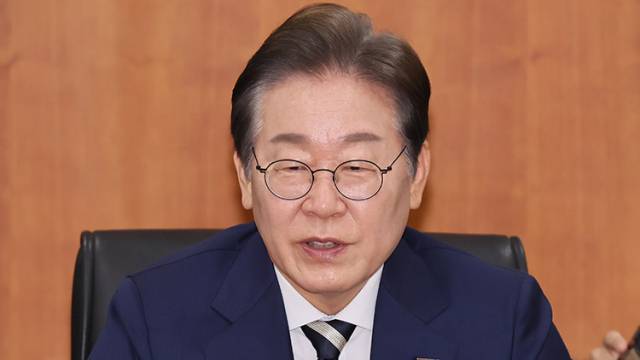 ▲이재명 더불어민주당 전 대표가 24일 전북의 최대 현안인 '2036 하계올림픽 유치'의 전폭적 지원을 약속하고 '새만금~포항간 고속도로'의 전 구간 개통 등 SOC 기반을 확충하겠다는 입장을 피력했다. ⓒ연합뉴스