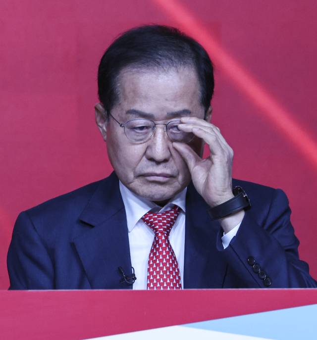 ▲지난 20일 서울 강서구 ASSA아트홀에서 열린 국민의힘 제21대 대통령 후보자 1차 경선 조별 토론회에서 홍준표 후보가 안경을 고쳐쓰고 있다. ⓒ연합뉴스
