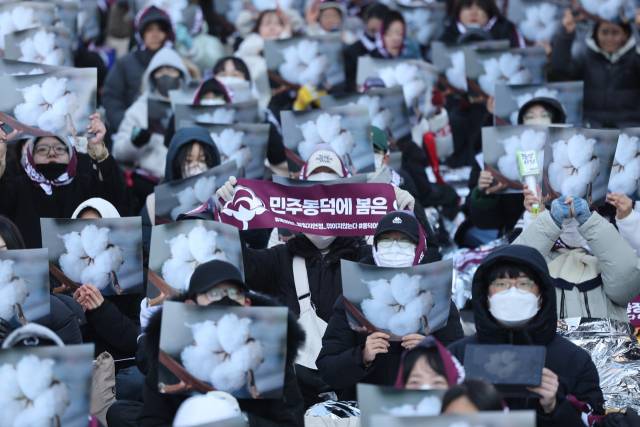 ▲동덕여대 재학생연합이 서울 종로구 북인사마당에서 열린 동덕여대 재단 규탄 집회에서 구호를 외치고 있다. 재학생연합은 이날 지난해 남녀공학 전환에 반발한 학생들의 시위 당시 학교 건물 훼손에 대한 학교 측의 고소 취하 등을 요구했다. ⓒ연합뉴스