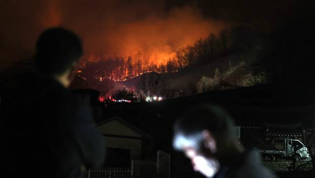 ▲27일 오후 경남 산청군 시천면 야산에서 야간 산불이 확산하고 있다. ⓒ연합뉴스