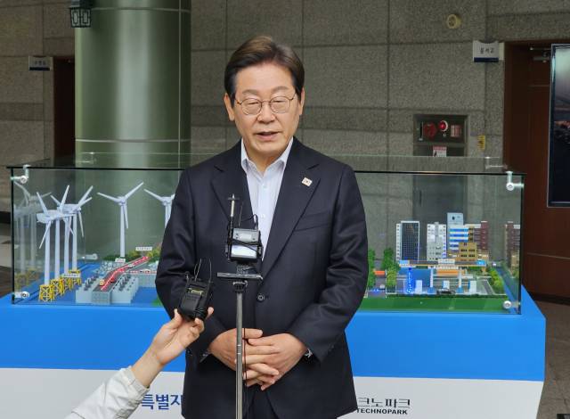 ▲24일 전북 김제 새만금33센터를 찾은 이재명 더불어민주당 대선 경선 후보가 재생에너지 산업 관계자들과의 간담회를 마치고 기자들의 질문에 답하고 있다. ⓒ프레시안(양승수)