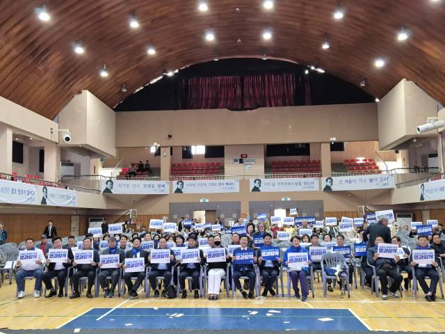 ▲24일 전주비전대학교 나래관에서 열린 '더명' 발대식에서 내빈들이 기념촬영을 하고 있다. ⓒ프레시안