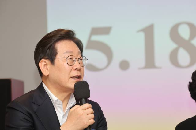 ▲24일 오후 광주 동구 전일빌딩 245에서 더불어민주당 이재명 대선 경선 후보가 '대한민국 민주화를 이끈 시민들'을 주제로 열린 간담회에서 발언하고 있다. 간담회에는 고(故) 문재학 열사의 어머니 김길자 씨, 5·18 유가족 김송희 씨, 강유정 尹파면촉구성명 문화인 등이 참여했다. ⓒ연합뉴스