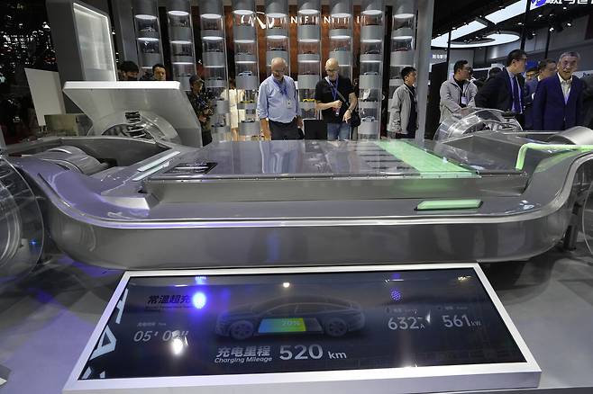 지난 23일 관람객들이 중국 상하이 오토쇼에서 CATL이 선보인 고속 충전 배터리를 살펴보고 있다. 이 배터리는 단 5분 충전으로 최대 520km 주행이 가능하다고 회사 측은 설명했다. AP연합뉴스