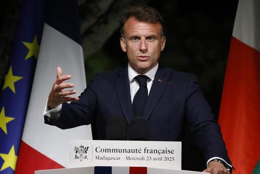 23일(현지시간) 마다가스카르를 방문한&nbsp;에마뉘엘 마크롱 프랑스 대통령이 현지 프랑스 대사관에서 마다가스카르에 거주하는 프랑스 주민들을 상대로&nbsp;연설하고 있다. AFP연합뉴스