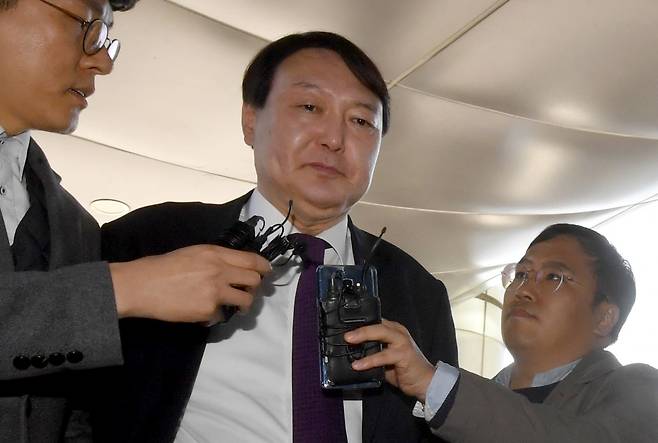 2020년 2월 윤석열 당시 검찰총장이 광주고검·광주지검을 방문해 취재진 질문을 받고 있다. 뉴시스