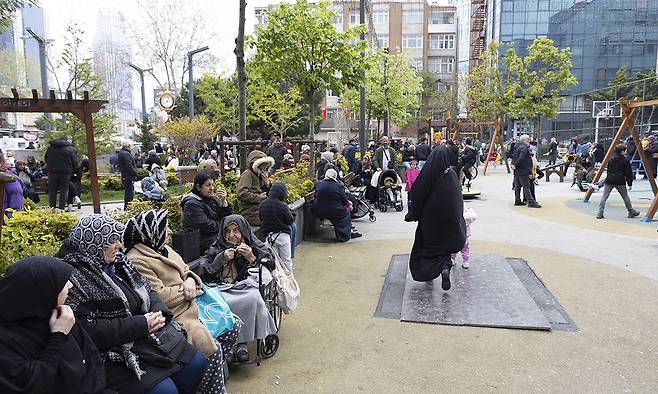 23일(현지시간) 튀르키예 이스탄불의&nbsp;한 공원에서 현지 주민들이 지진이 발생한 후 대기하고 있다. AP연합뉴스